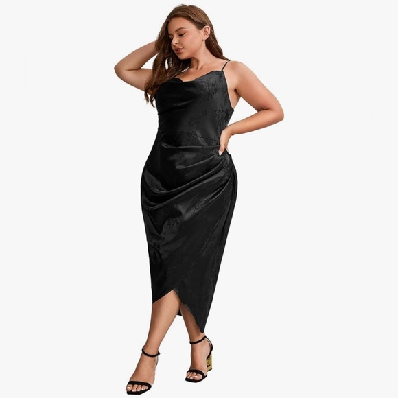 Elegant Black Satin Dress - Picture 3 of 3